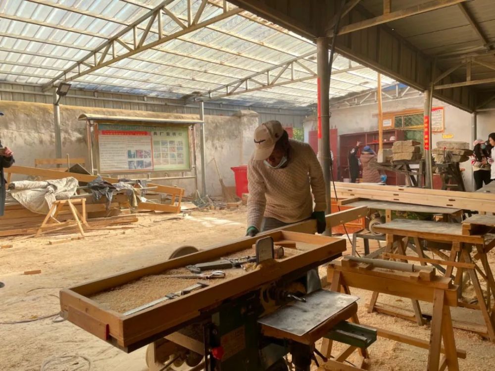 工人正在加工制作家具零配件