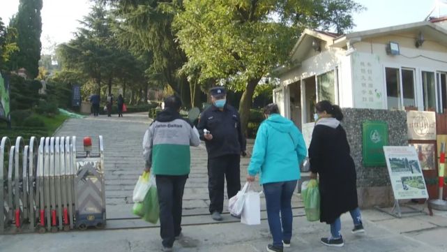 见习记者 齐春赞:我现在是在青岛福宁园,寒衣节渐进,福宁园在常态化