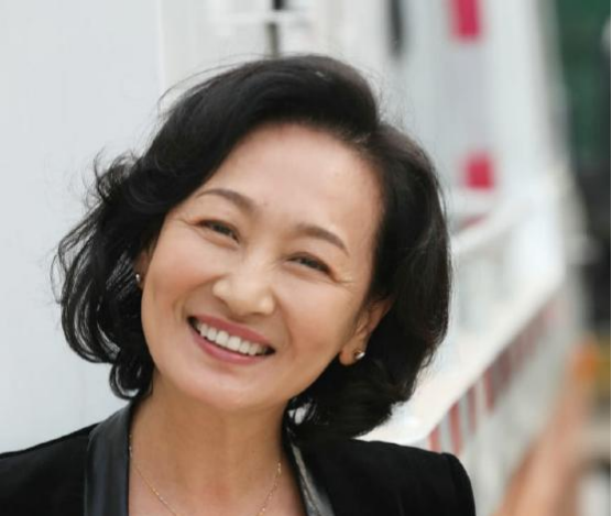 哈斯高娃红时嫁给腾格尔,八年婚姻以离婚收场,复出后
