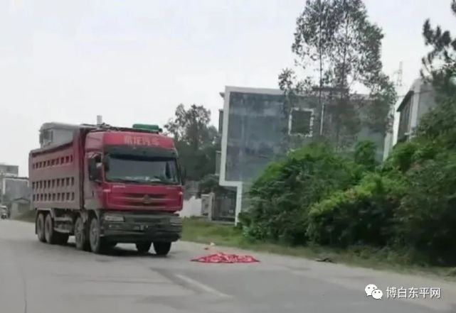 今天上午东平塘龙路段发生一起交通事故一男子倒地不起已经