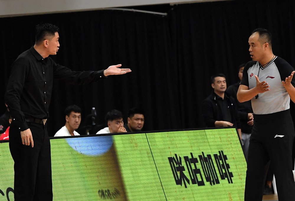 新华社记者 李安 摄11月1日,广东东莞大益队球员苏伟(前)在比赛中争抢