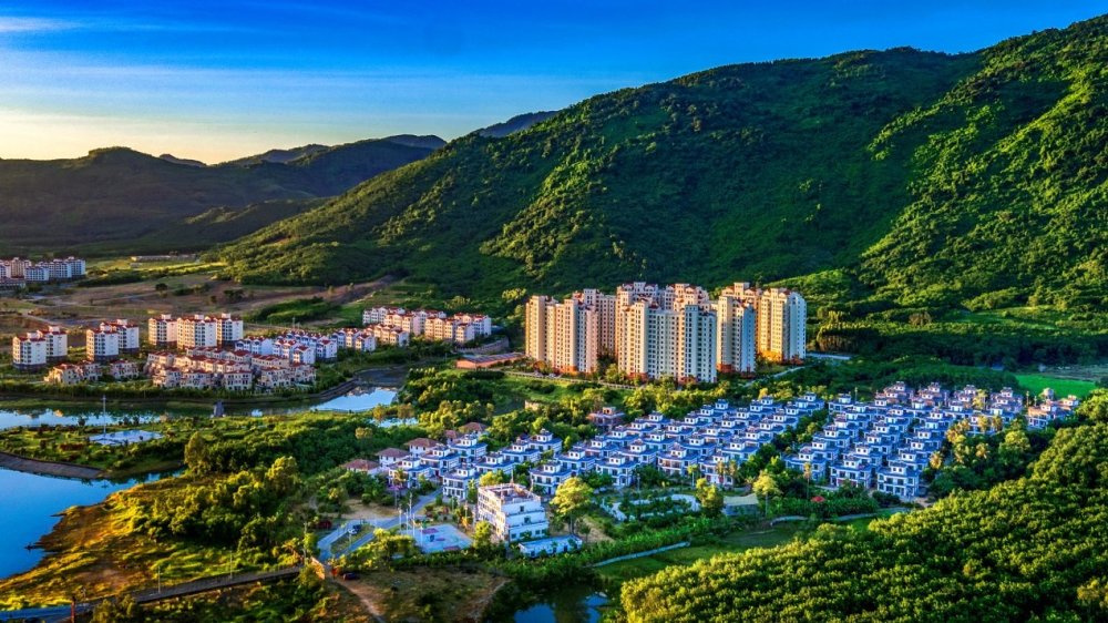 鹦哥岭,海拔1812米,为白沙黎族自治县最高峰,是海南岛第二高峰.