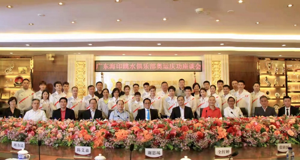 还有金牌教练何威仪,凌海婵等全体广东海印跳水队队员参加本次活动