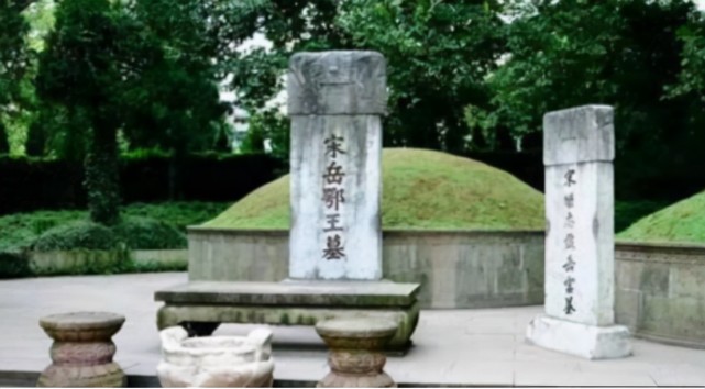 岳飞墓前跪着5个人,如今却只剩4个,还有1个连跪的资格