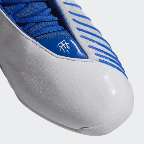这双麦迪3代篮球鞋整体的设计风格是偏简练的,除了在这双球鞋的鞋舌