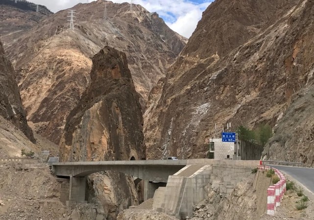 为了保护它,我国还在怒江大桥不远处修建了新桥