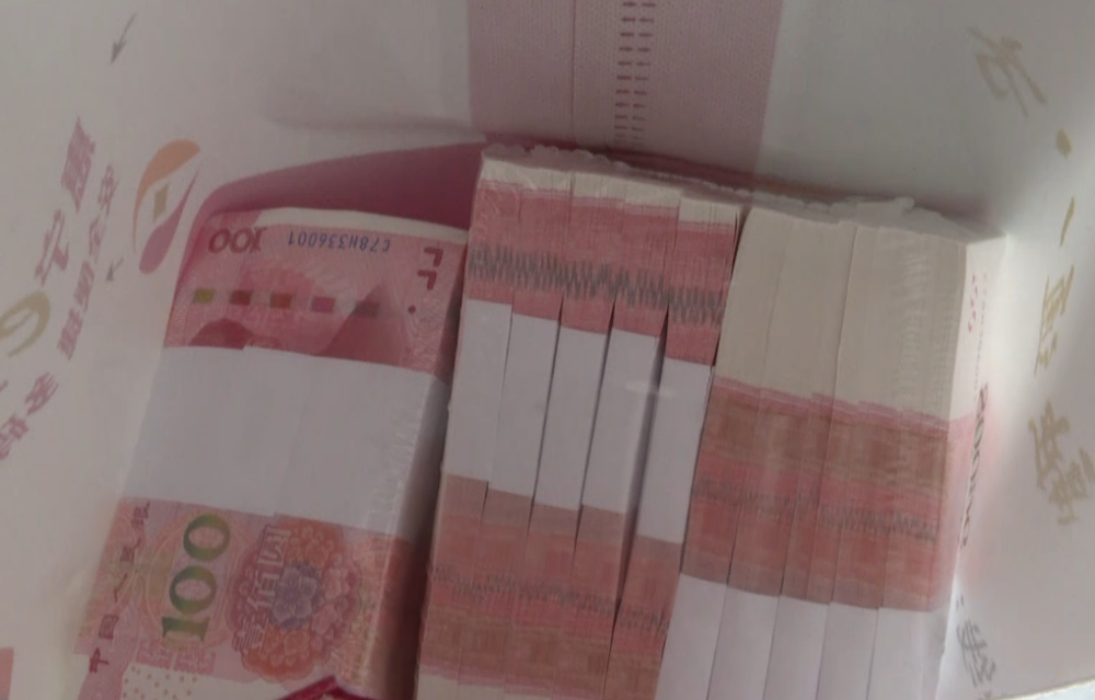 网约车司机收工车内发现20万现金