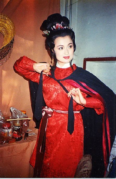 演员王璐瑶,因《雪山飞狐》的苗若兰成名,年轻时的照片太美了