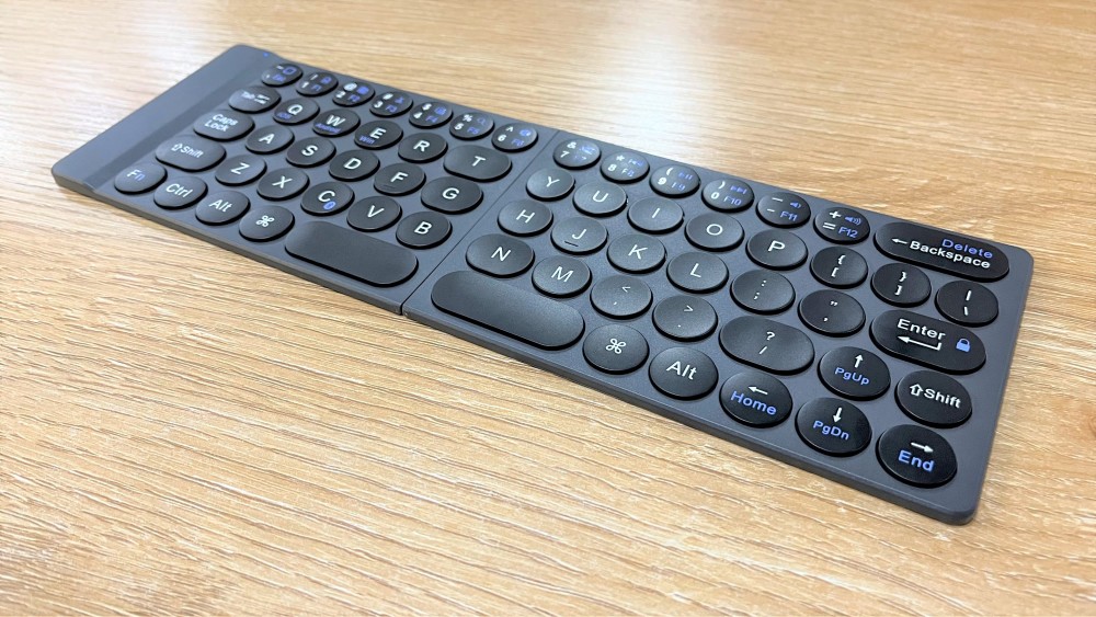 mpc-003 没用采用超薄键盘上常见的剪刀脚结构,而是使用了导电胶,一来