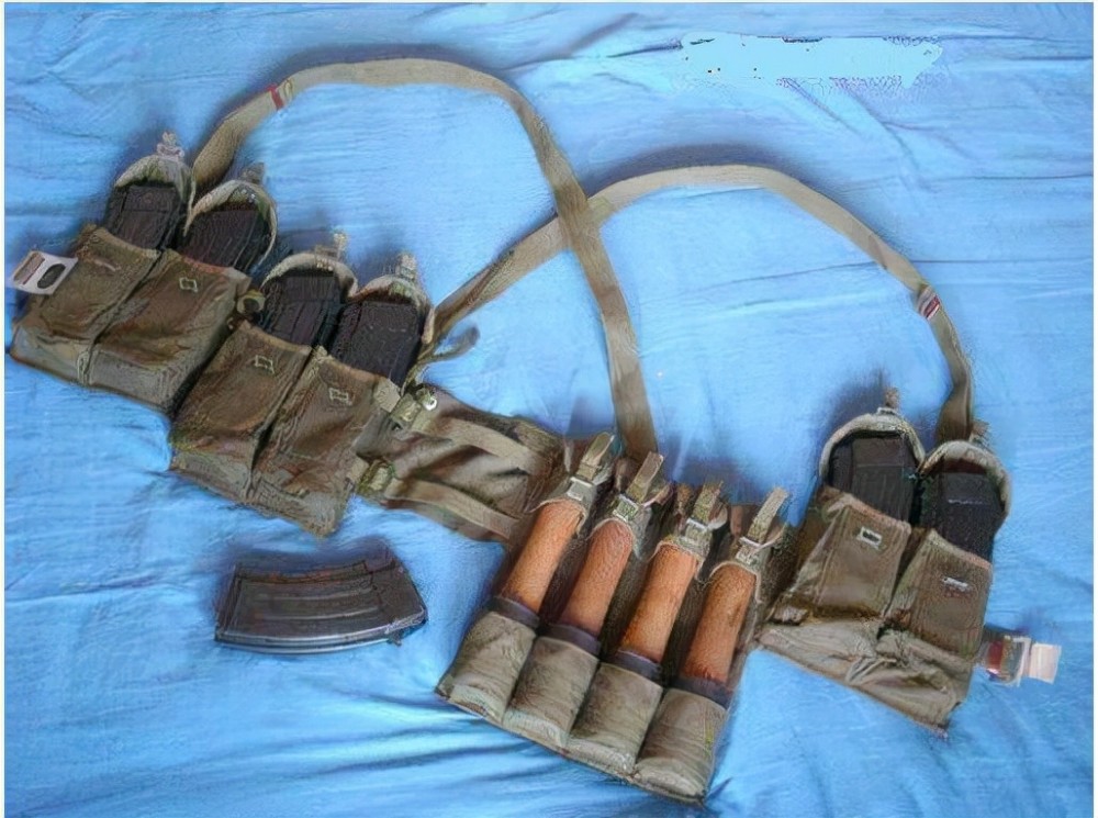 中国63式弹匣携行袋:一件胸挂集成了弹匣和手榴弹,老兵称最好用