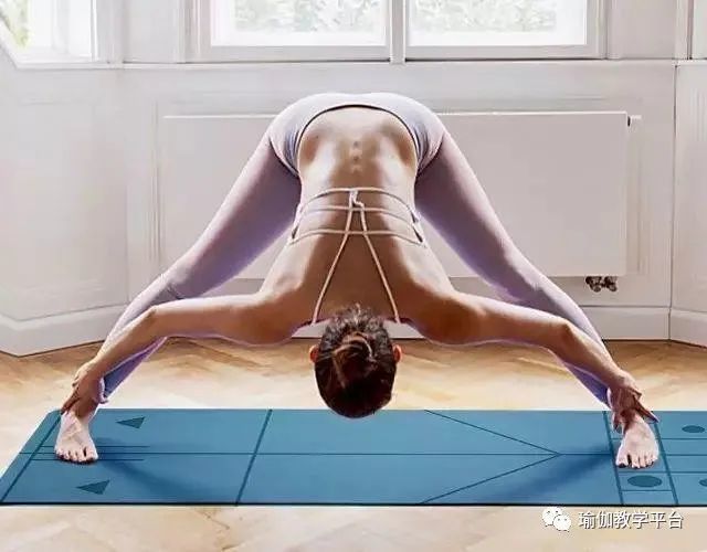 瑜伽中的经典动作—双角式，远比看上去要简单，做足准备工作你也可以完成！