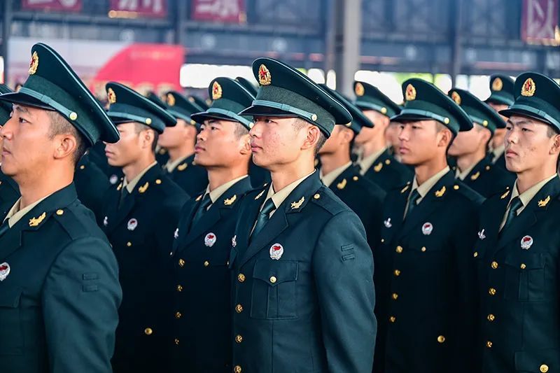 象征着军人的使命和责任 军衔,承载着人民的期盼和重托 近日,火箭军某