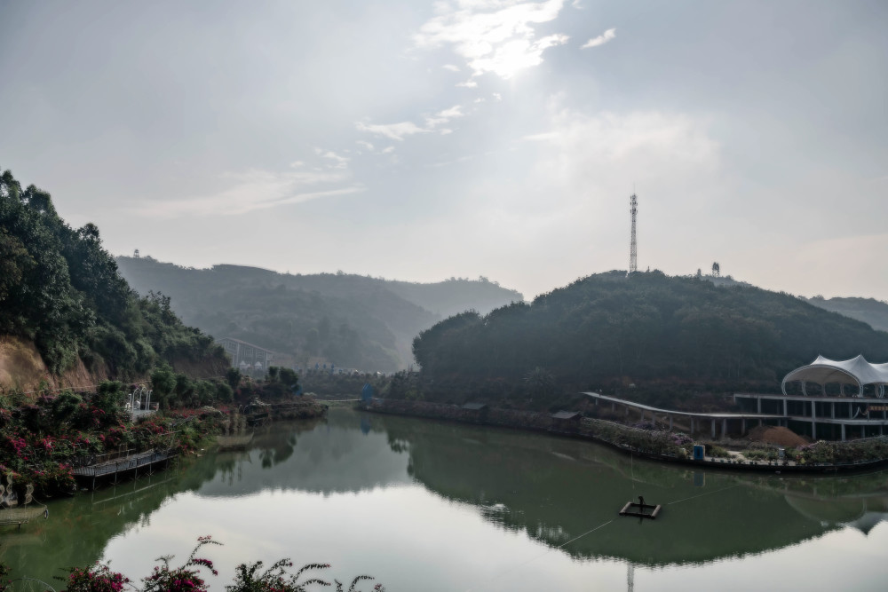 粤龙山风景区,位于高州城东谢牛岭山脚下,山美街道官杨官坑村,占地