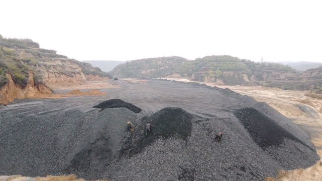 吕梁孝义:兑镇辖区煤矸石肆意堆放严重污染环境