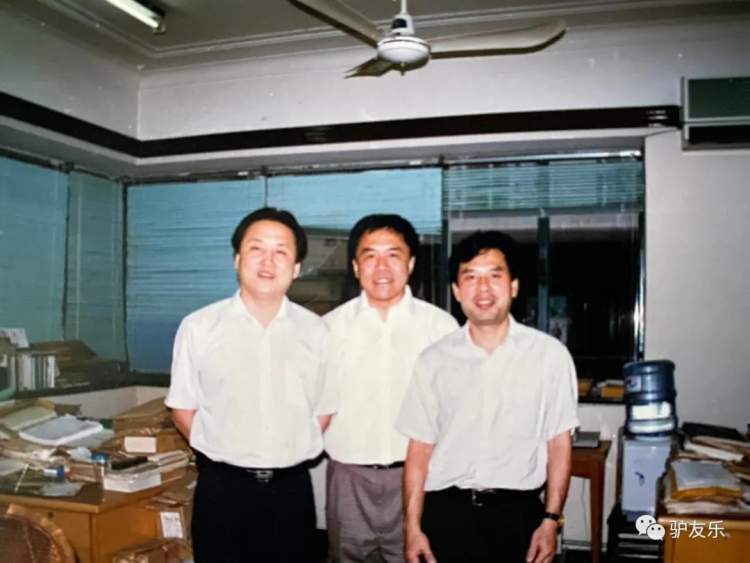 1993年夏,左起:魏心宏,刘征泰,修晓林除了作家之外,还有很多大艺术家