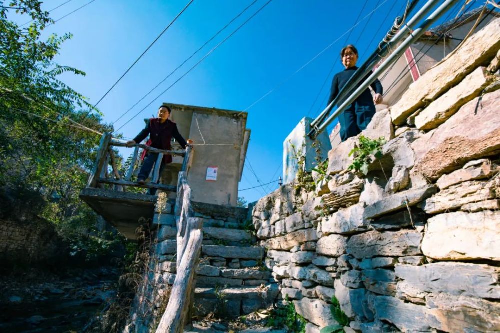 转过一座山,乡路弯弯,沿途风景绮丽就到了上千年的石匣村