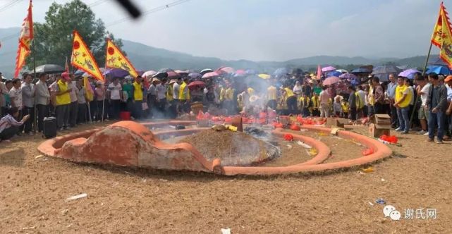 两广多地谢氏宗亲集体拜祭通天蜡烛祖婆坟,现场空前盛况,场面震撼!