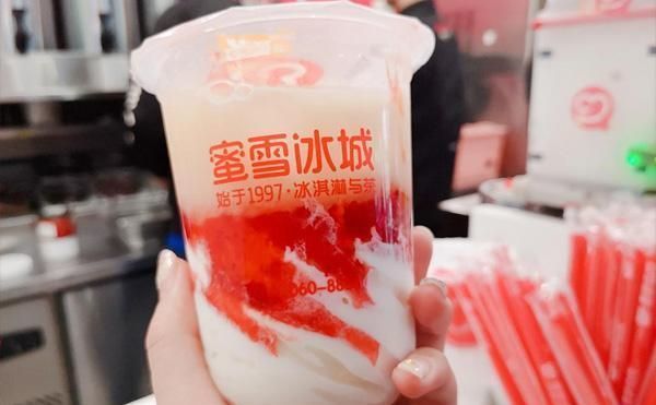 之后蜜雪冰城为冰淇淋做了一个雪人的卡通形象,还做了洗脑的主题歌