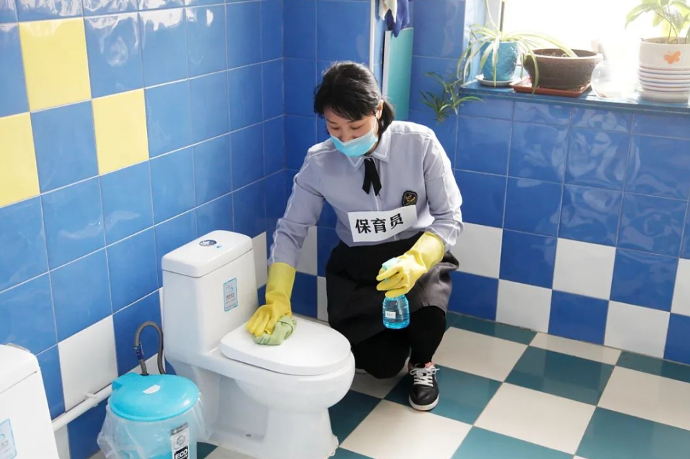 幼儿园厕所男女共用引起家长不满园长这是很正常的