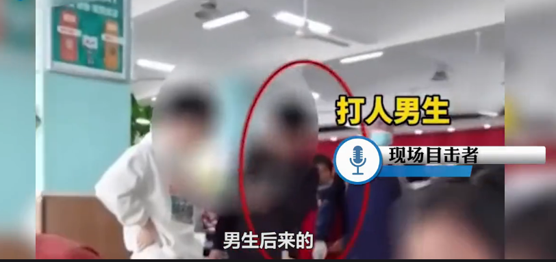 南京一大学男生抢占女生座位还掌掴对方!校方:男生已被警方带离