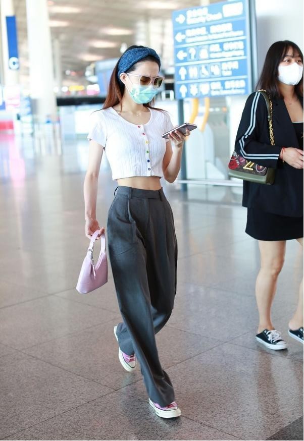 徐璐街拍大胆挑战露腹装镜头下身材绝美堪比女团的级别