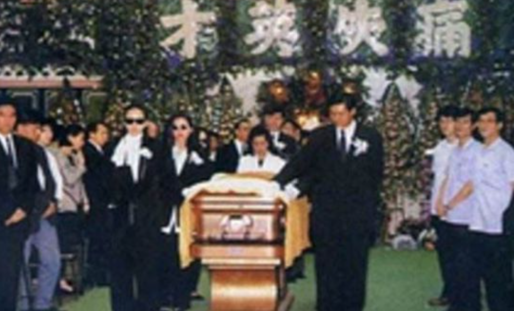 1993年陈百强去世,被迫嫁为人妻的何超琼,为何葬礼上坚持要扶灵