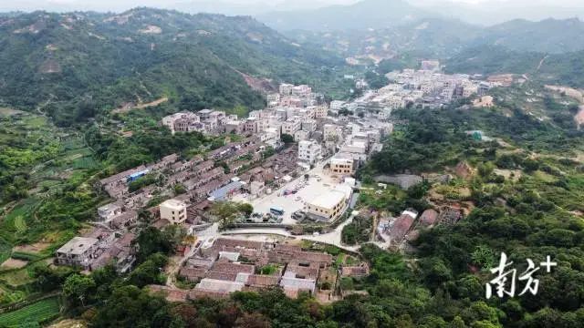 胪岗镇一理事会大楼人潮如涌