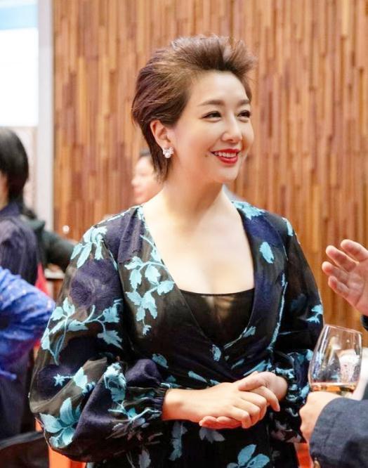 53岁的江珊美若35短发也能优雅温柔印花长裙演绎复古熟女魅力