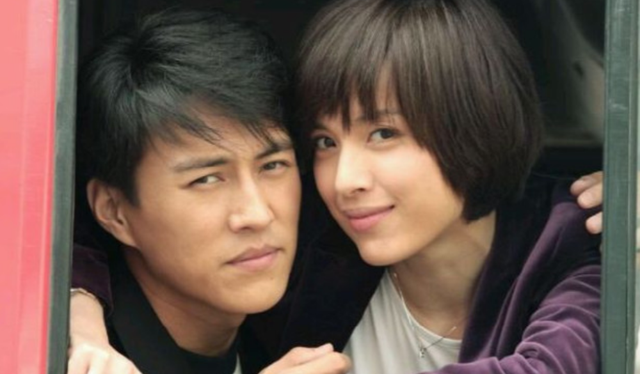 靳东影后老婆李佳晒照白发丛生难掩气质好背万元大牌包很阔气