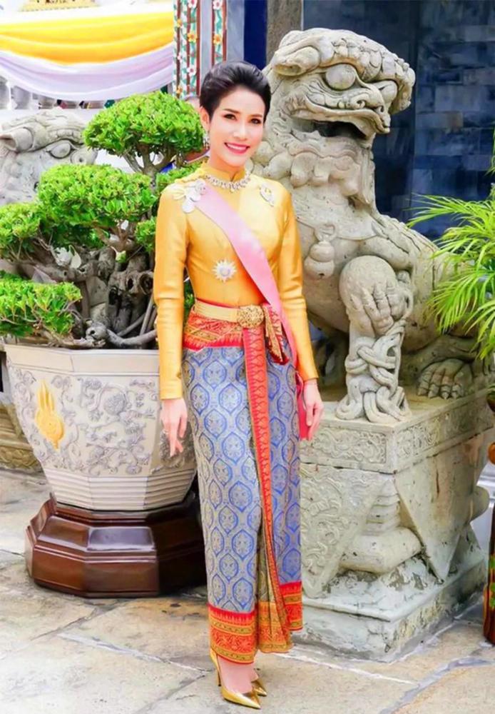 诗妮娜:高达1443张的私房照流出,为何泰国皇贵妃依旧地位稳固?