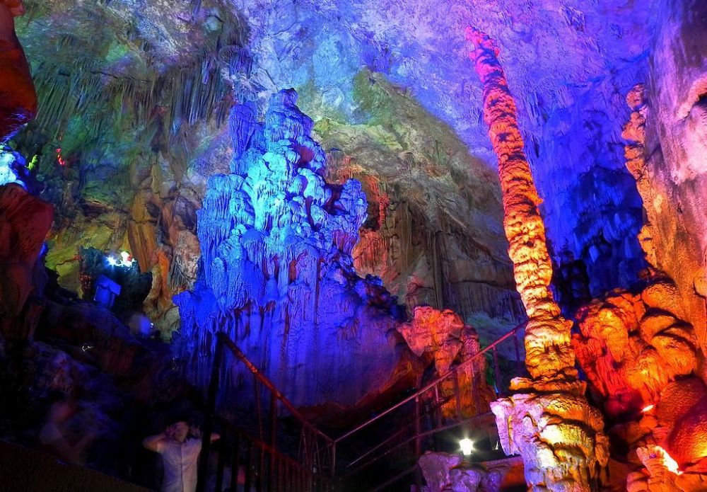 北京一处溶洞风景区,形态奇特,或似片片浮云,或如座座