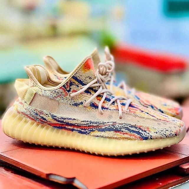 yeezy350配色颜值排行,yeezy350配色 近日,此前早已曝光的yeezy 350 v2全新配色"mx oat"正式确认发售.