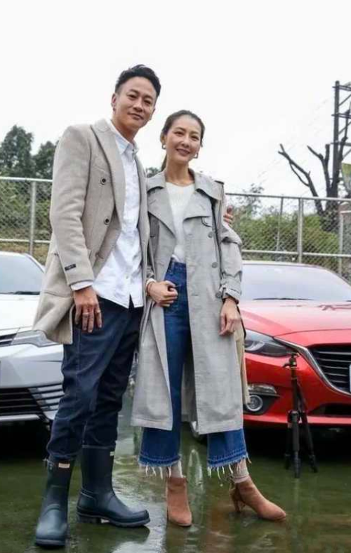 何润东老婆也太美了吧,穿米色风衣知性大气,气质堪比顶级女星