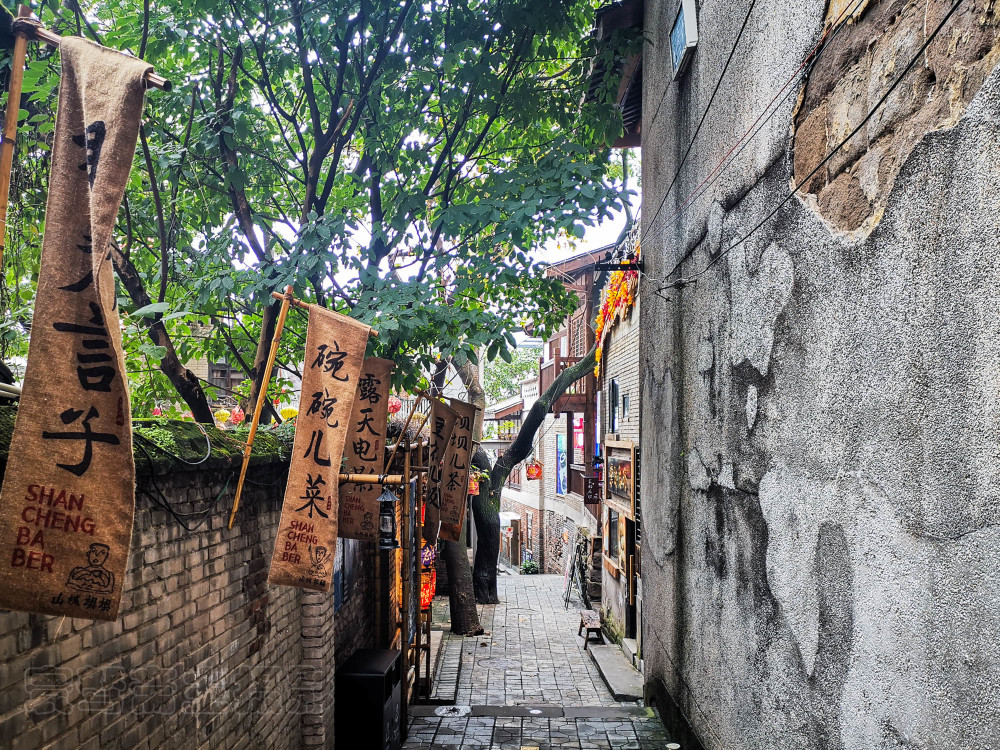 重建后的重庆山城巷竟藏着个60年前的小学还有个兴建中的公园