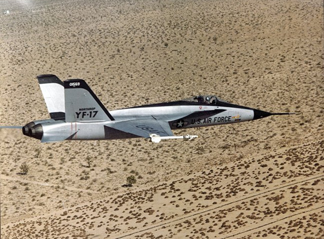 飞行的眼镜蛇美国yf17轻型战斗机