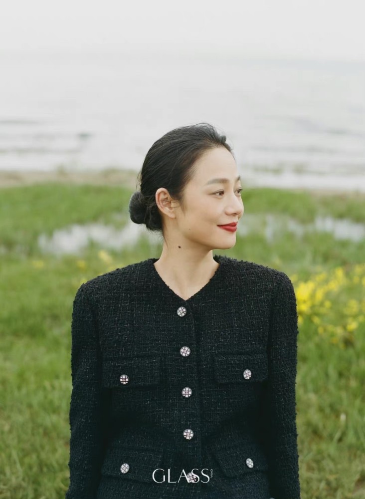 姜文老婆可真美,周韵抹胸红裙秀曼妙身姿,冷淡的妩媚好迷人