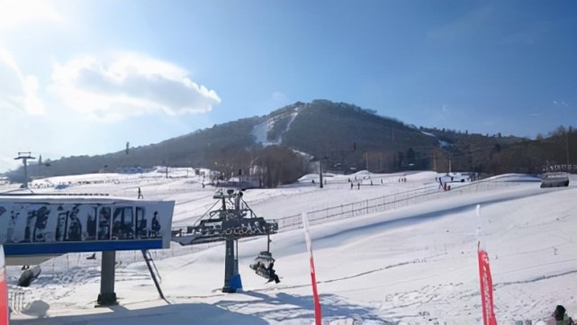 北大壶滑雪场北大壶滑雪场最高山峰-南楼山海拔1404.