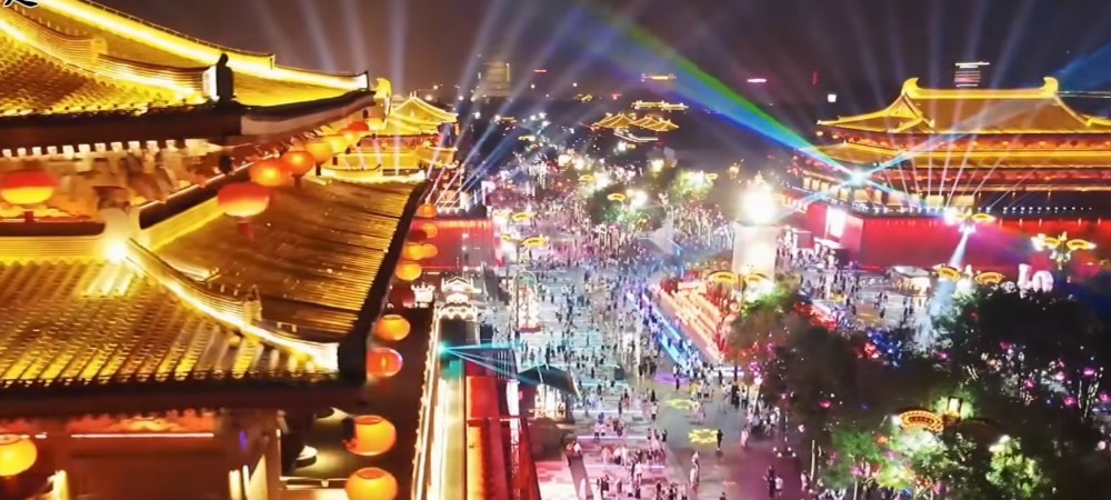 西安有一条晚上很热闹的步行街灯光璀璨的夜景超迷人