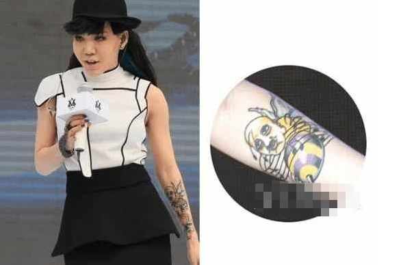 吴莫愁手腕上的纹身,就是为了纪念父亲而为.