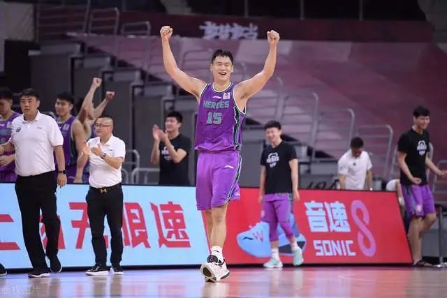 cba搞笑一幕吴轲仓促出手造就幸运进球过程太有趣逗笑队友