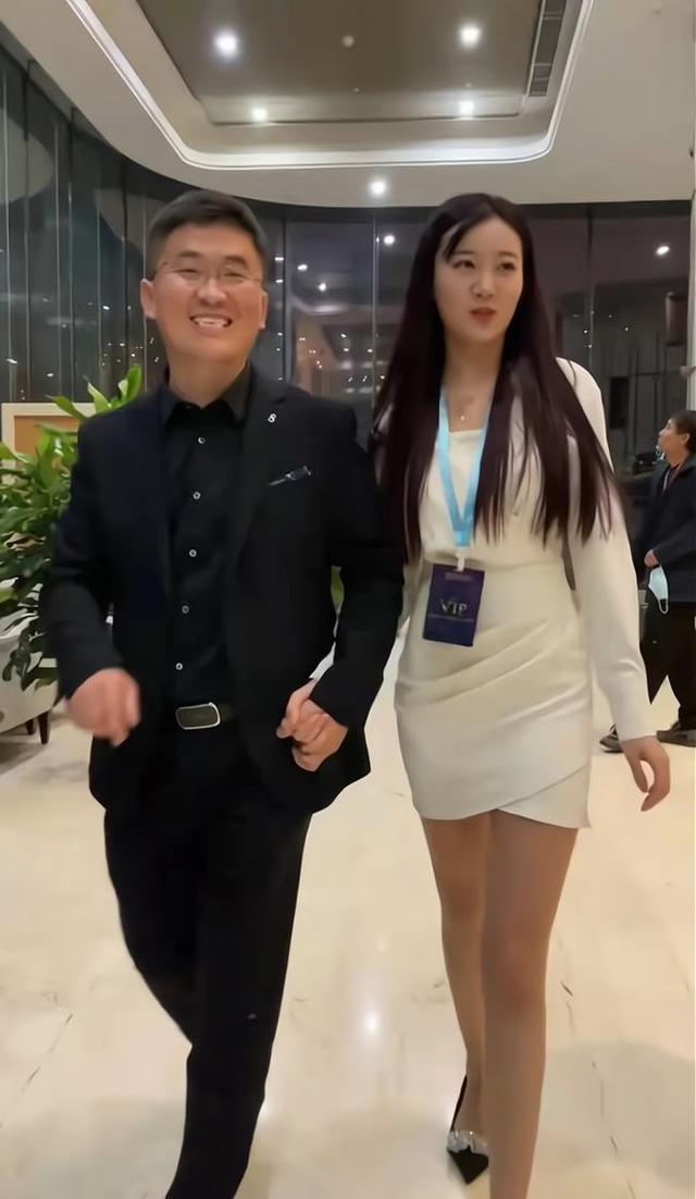 姜涛90后娇妻曝光!小羽毛眼光遭质疑,看清真相才知:丫头真高明