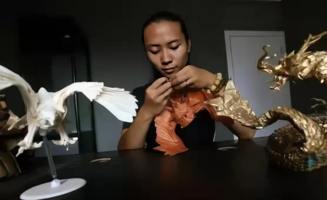 折纸天才秦坤:不拼接,不裁剪,一张纸,折出大千世界!