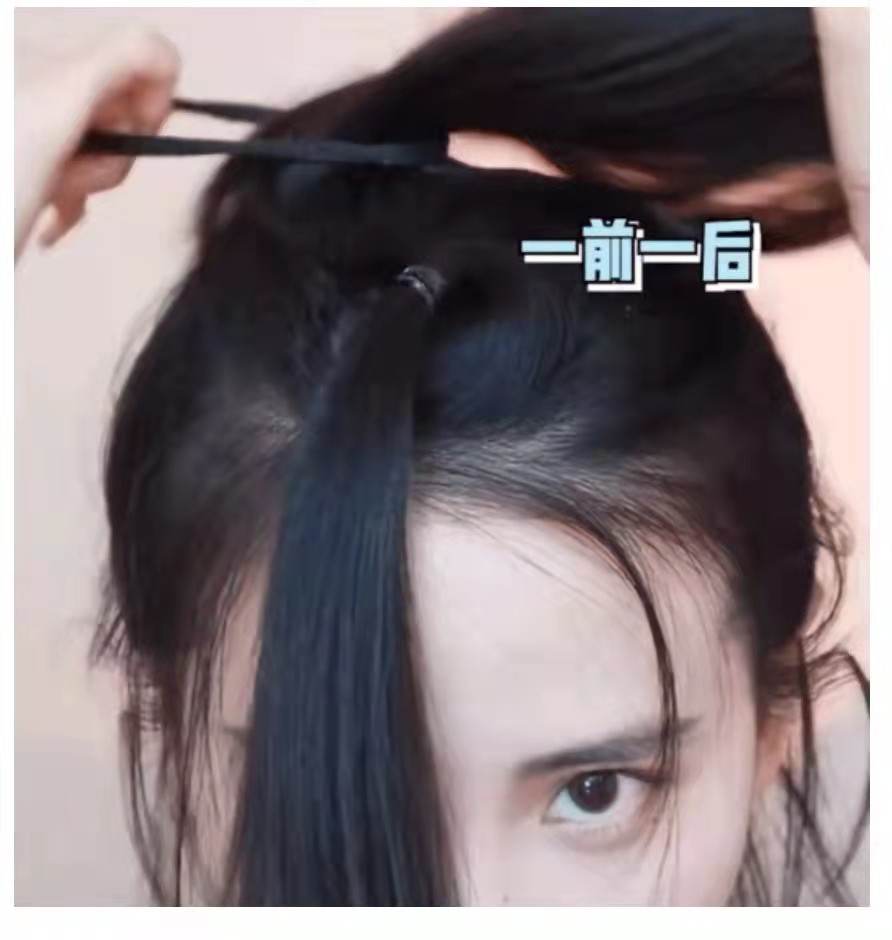 教程如下 头顶一前一后扎两个小揪揪