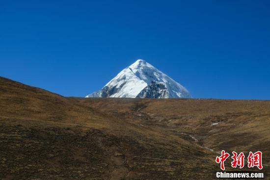 西藏琼穆岗嘎雪山风光壮美