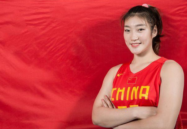 公认的女篮篮球天才李梦,曾场边当众豪放换衣,网友表示太养眼了