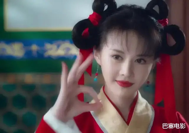 小昭还是一身红衣,发型酷似小哪吒,身上的衣服还是浓浓的廉价感,不过