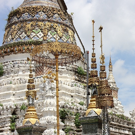 巨型的佛塔下看似塔林,但其实是宝伞的设计,根据宗教及泰国皇室的制度