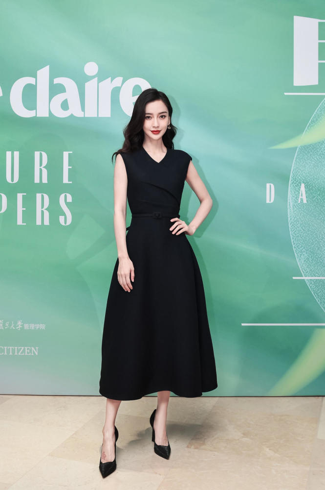 angelababy好会穿,用黑色皮夹克配吊带半身裙,辣妈身材不输女团