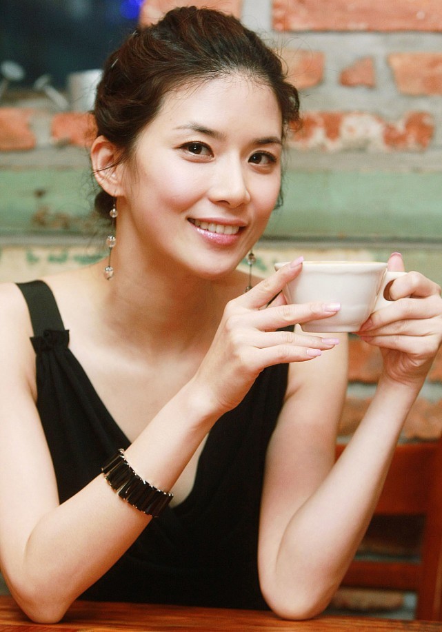 韩国"刘诗诗"李宝英年轻时好美,穿黑裙真动人,配黑丝