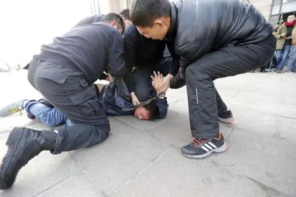 湖北鄂州枪杀案,受害者遭歹徒误杀,警方逮捕嫌犯却无